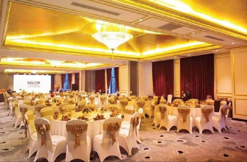 Bán tòa khách sạn Giảng Võ, Ba Đình, lô góc, mặt hồ, 3 mặt tiền đường